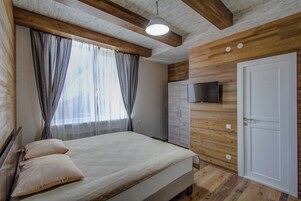 Escritorio, wifi gratis y ropa de cama 