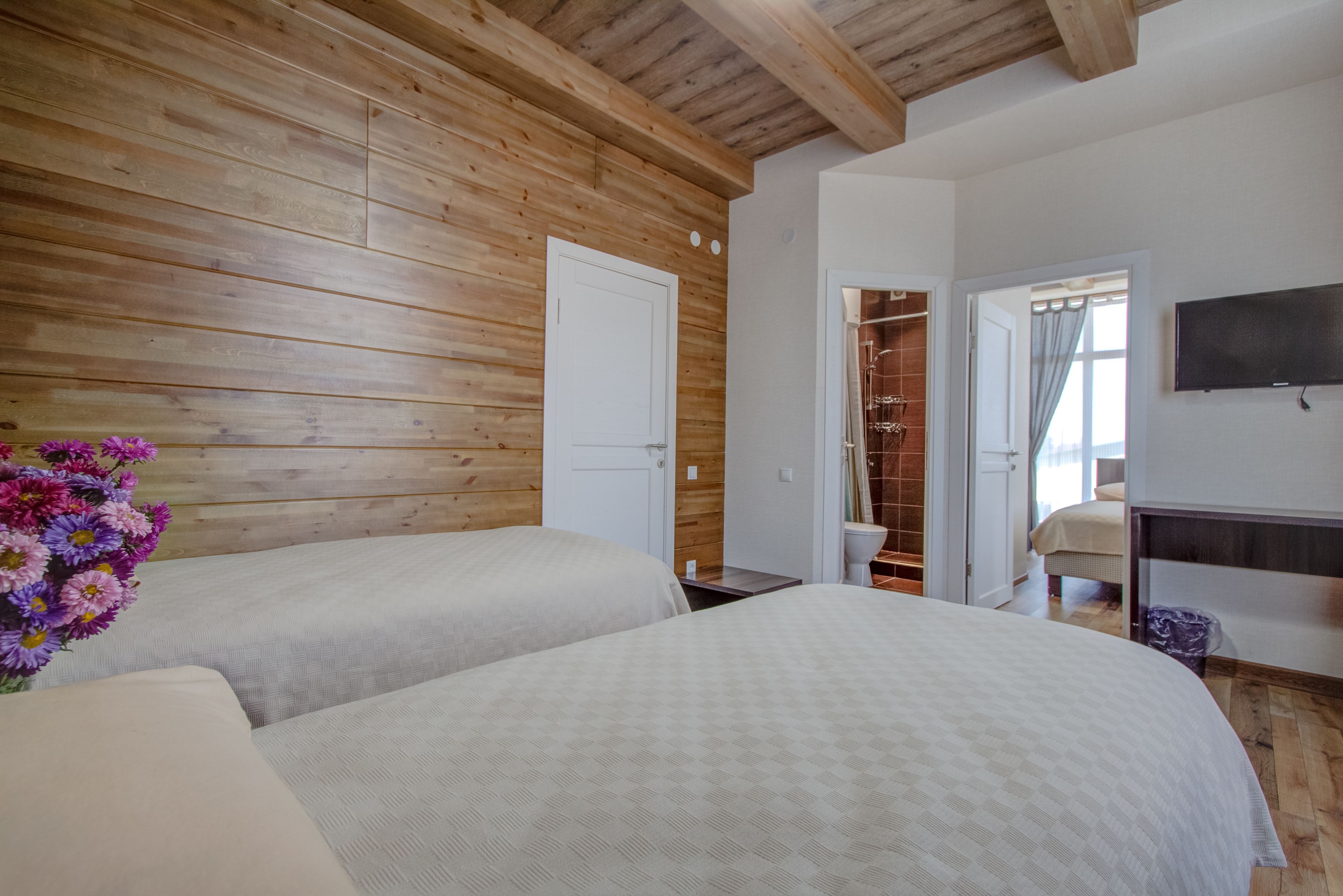 family room | desk, free wifi, bed sheets