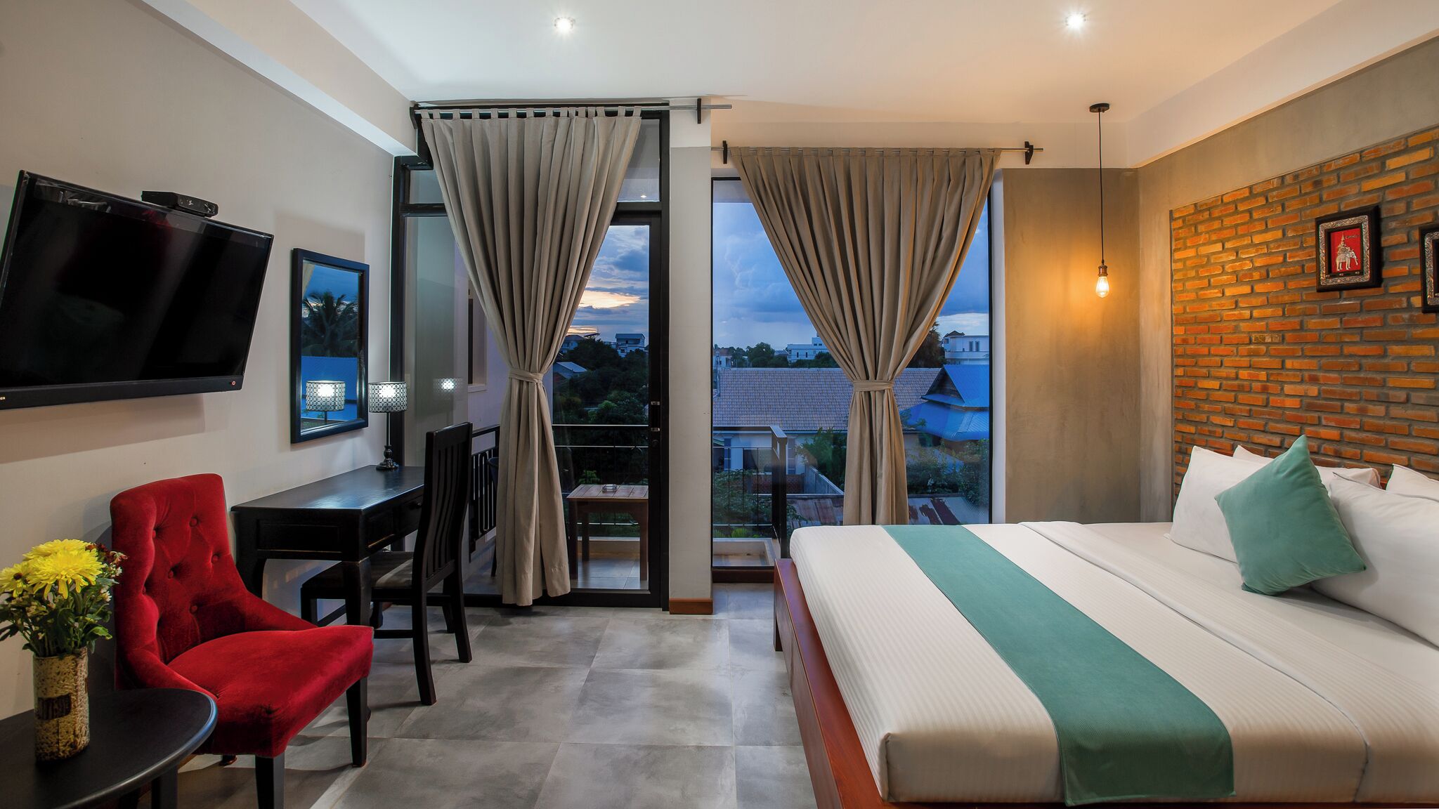 Premium bedding, minibar, in-room safe, desk