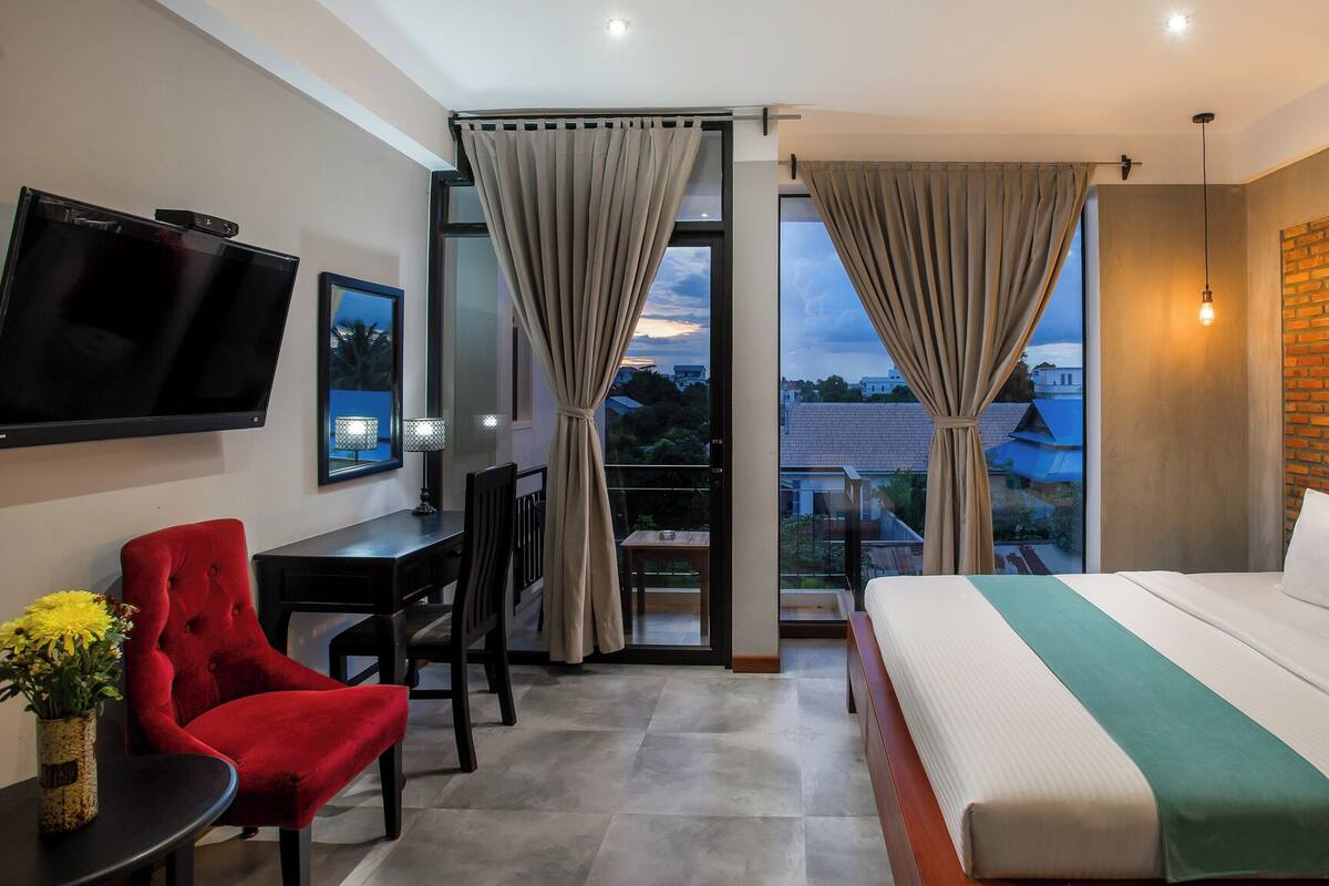 Premium bedding, minibar, in-room safe, desk