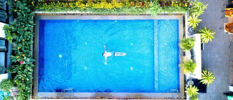 Piscine extérieure, parasols de plage, chaises longues