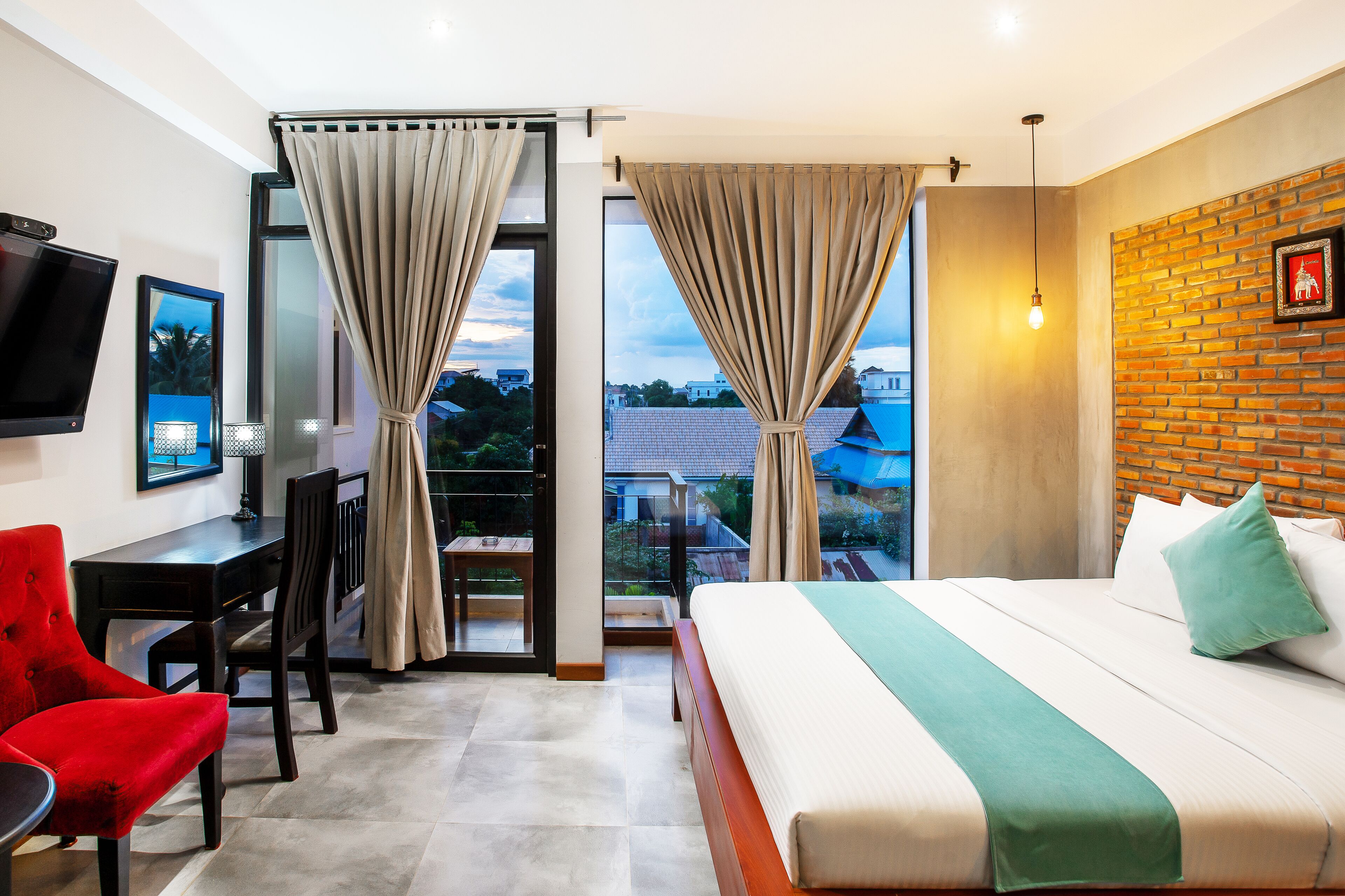 executive room, 1 king bed, balcony, pool view | 1 bedroom, premium bedding, minibar, in-room safe