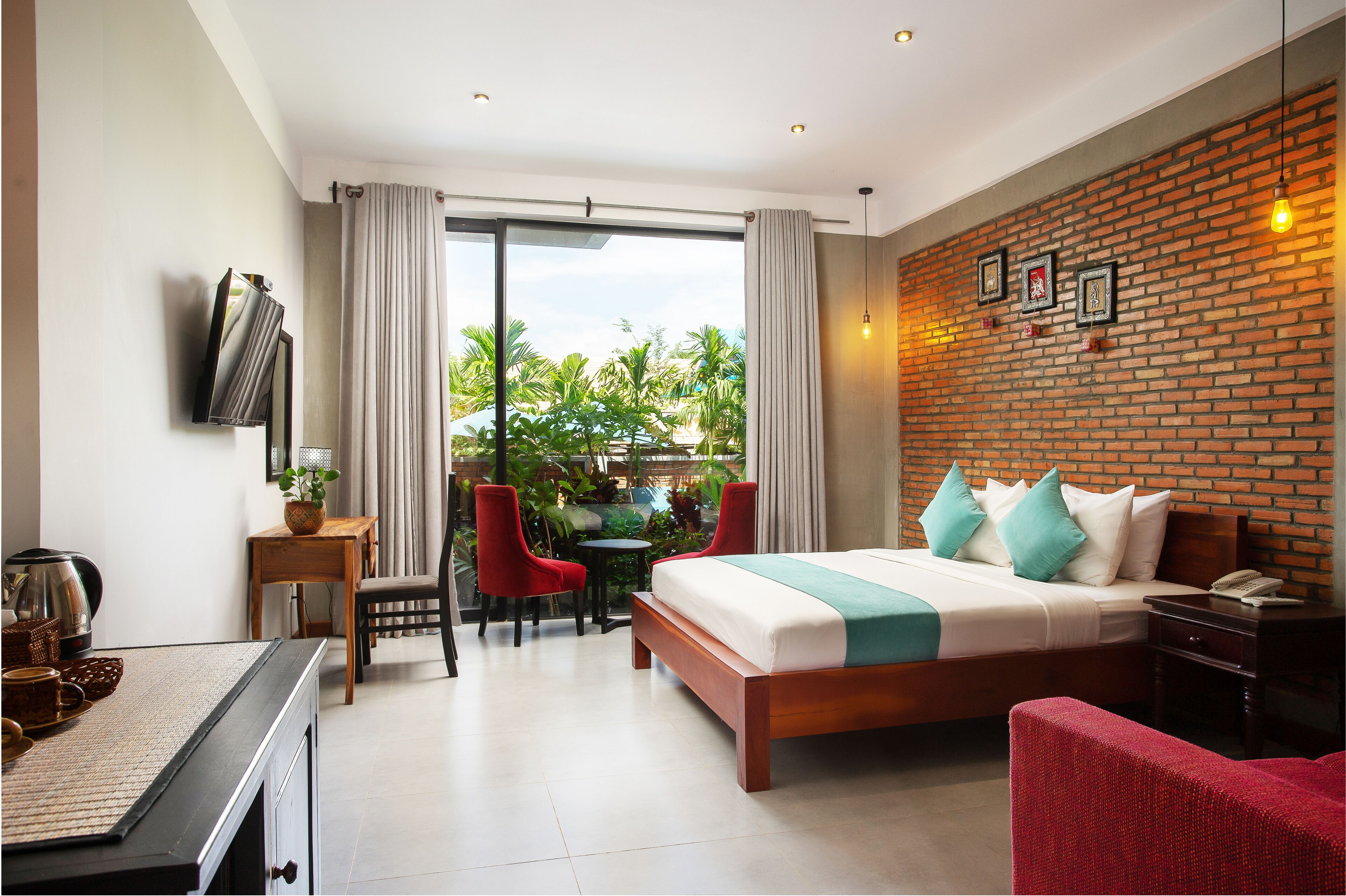 executive room, 1 king bed, balcony, pool view | bathroom | shower, rainfall showerhead, free toiletries, hair dryer