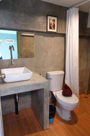 Standard Twin Room | Bilik Mandi | Pancuran mandi, kelengkapan dandanan diri percuma, pengering rambut 