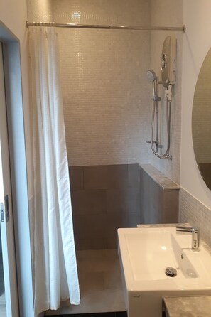 Standard Twin Room | Bathroom | Shower, free toiletries, hair dryer, slippers - Surachet at 257 Boutique House (Phuket)
