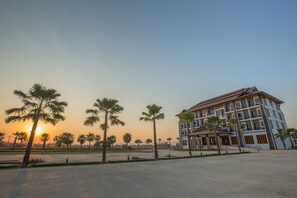 Front of property - evening/night - Sann View Hotel (Thoeng)