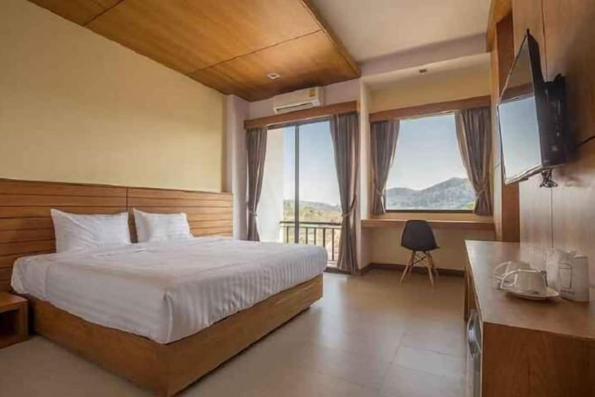 Meja kerja, tirai kedap cahaya, dan tempat tidur lipat/tambahan