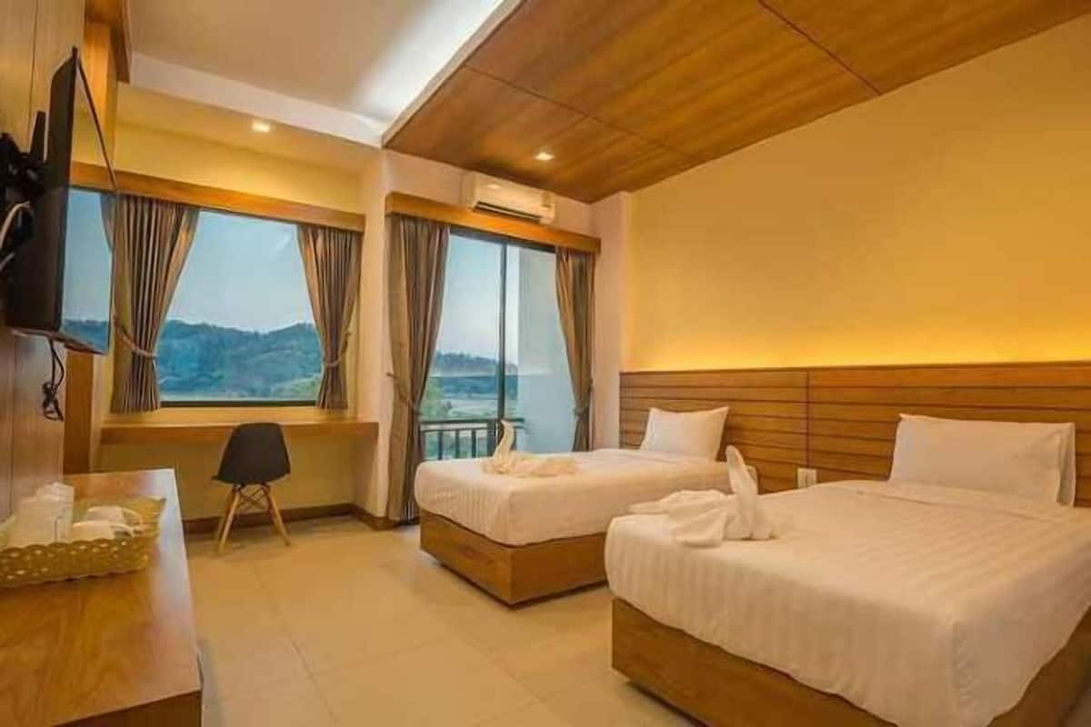 Meja kerja, tirai kedap cahaya, dan tempat tidur lipat/tambahan