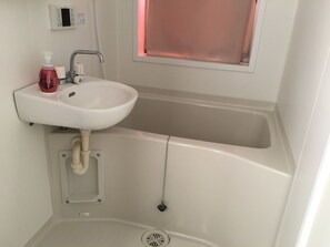 Twin Room | Bathroom