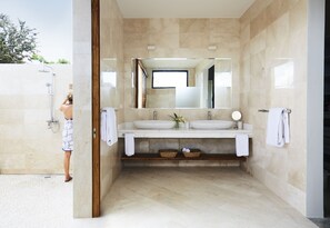 Villa Luxe, 1 chambre, salle de bains privée, en front de mer | Salle de bain