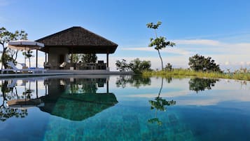 Kolam renang outdoor dan sebuah infinity pool