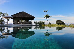 Una piscina al aire libre, una piscina infinita
