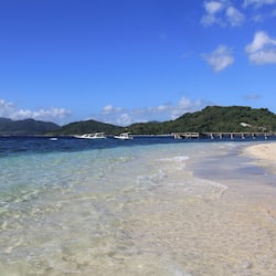 Pantai persendirian, pasir putih, pengangkutan ulang-alik pantai