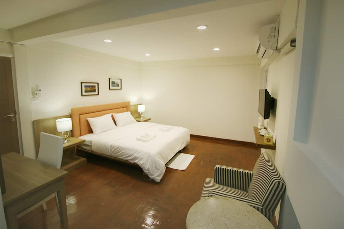 Deluxe Premier Room | Free WiFi, bed sheets