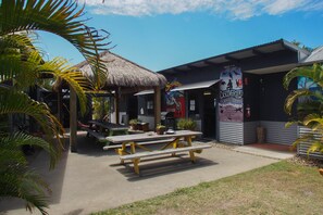 تناول الطعام بالخارج