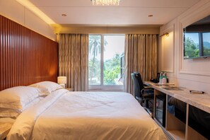 Executive Room | 1 bedroom, premium bedding, minibar, in-room safe