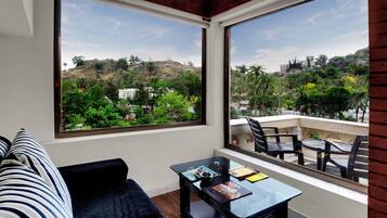 Quarto casal superior, 1 cama de casal, sacada, vista para o jardim | 1 quarto, roupas de cama premium, frigobar, cofres nos quartos