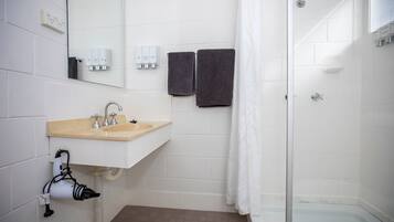 Ducha, artículos de higiene personal gratuitos y secador de pelo
