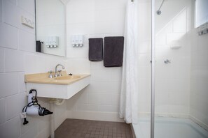Shower, free toiletries, hair dryer, towels - Banjo Paterson Motor Inn (Rosslea)