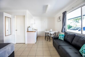 Executive Queen Room | Private kitchenette | Fridge, microwave, coffee/tea maker, electric kettle - Banjo Paterson Motor Inn (Rosslea)