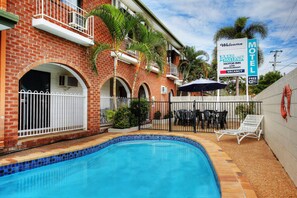 Outdoor pool, sun loungers - Banjo Paterson Motor Inn (Rosslea)