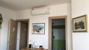 Minibar, una scrivania, ferro/asse da stiro, Wi-Fi gratuito