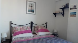 Minibar, escritorio, tabla de planchar con plancha y wifi gratis 