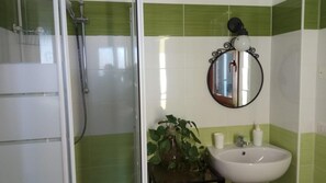 تجهيزات دش، مجففات شعر، مراحيض شطف، مناشف