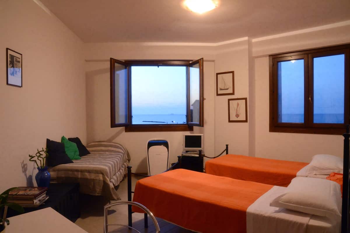 Habitación triple, baño privado | Minibar, escritorio, tabla de planchar con plancha y wifi gratis