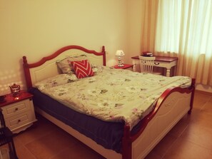 Habitación básica doble | Escritorio, cortinas blackout y wifi gratis 
