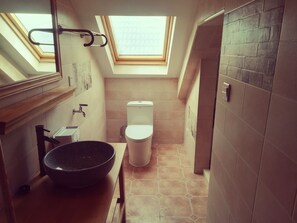 Loft | Baño | Amenidades de baño gratuitas, secadora de cabello, pantuflas, toallas 