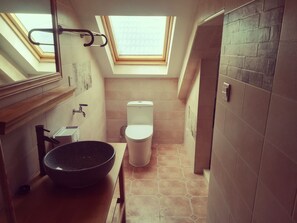 American Style Loft | Bathroom | Free toiletries, hair dryer, slippers, towels