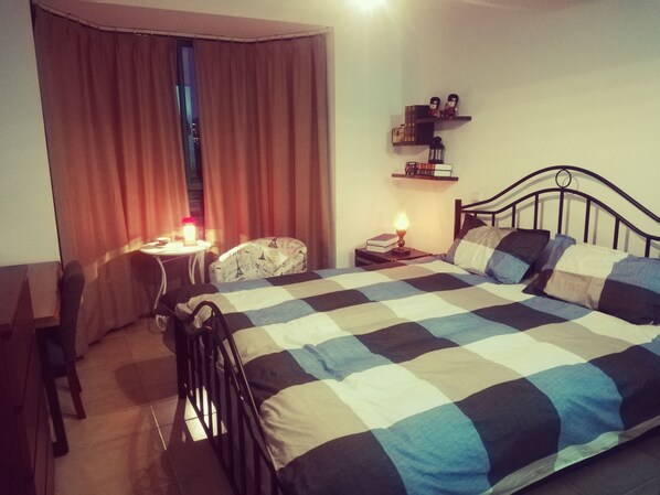 Habitación doble | Escritorio, cortinas blackout y wifi gratis 