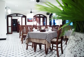 Petit déjeuner, déjeuner et dîner servis sur place