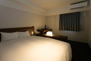 Desk, laptop workspace, blackout drapes, soundproofing - Brenza Hotel (Kobe)