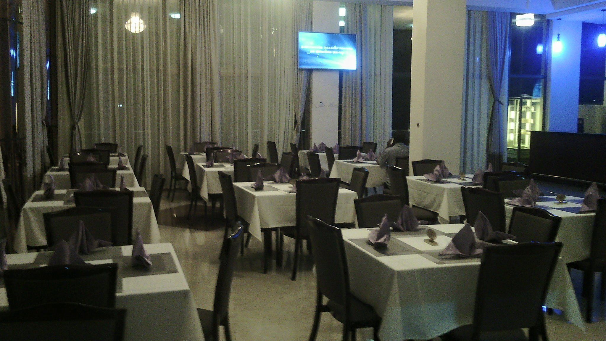 breakfast, lunch and dinner served