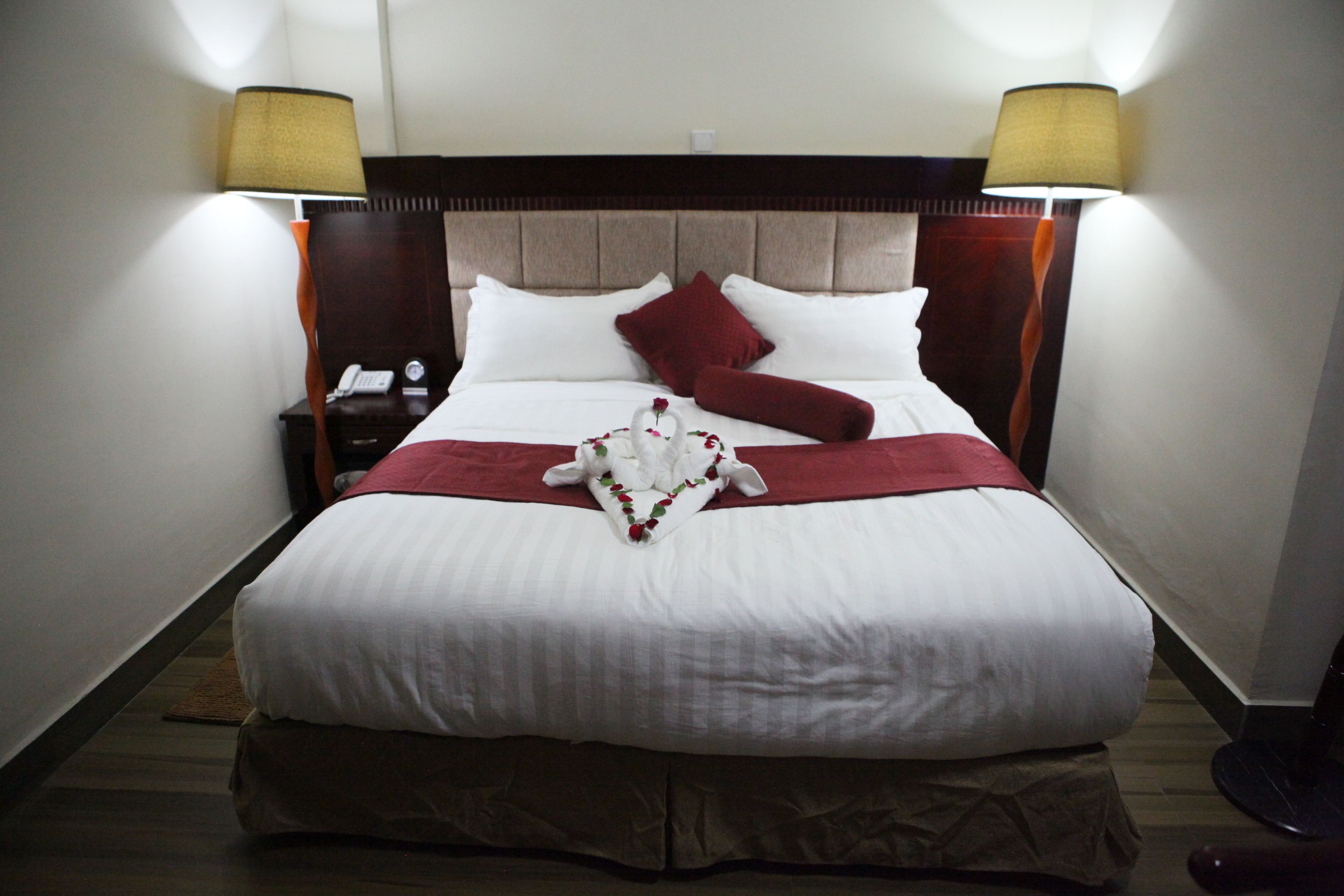 single room | premium bedding, minibar, in-room safe, desk