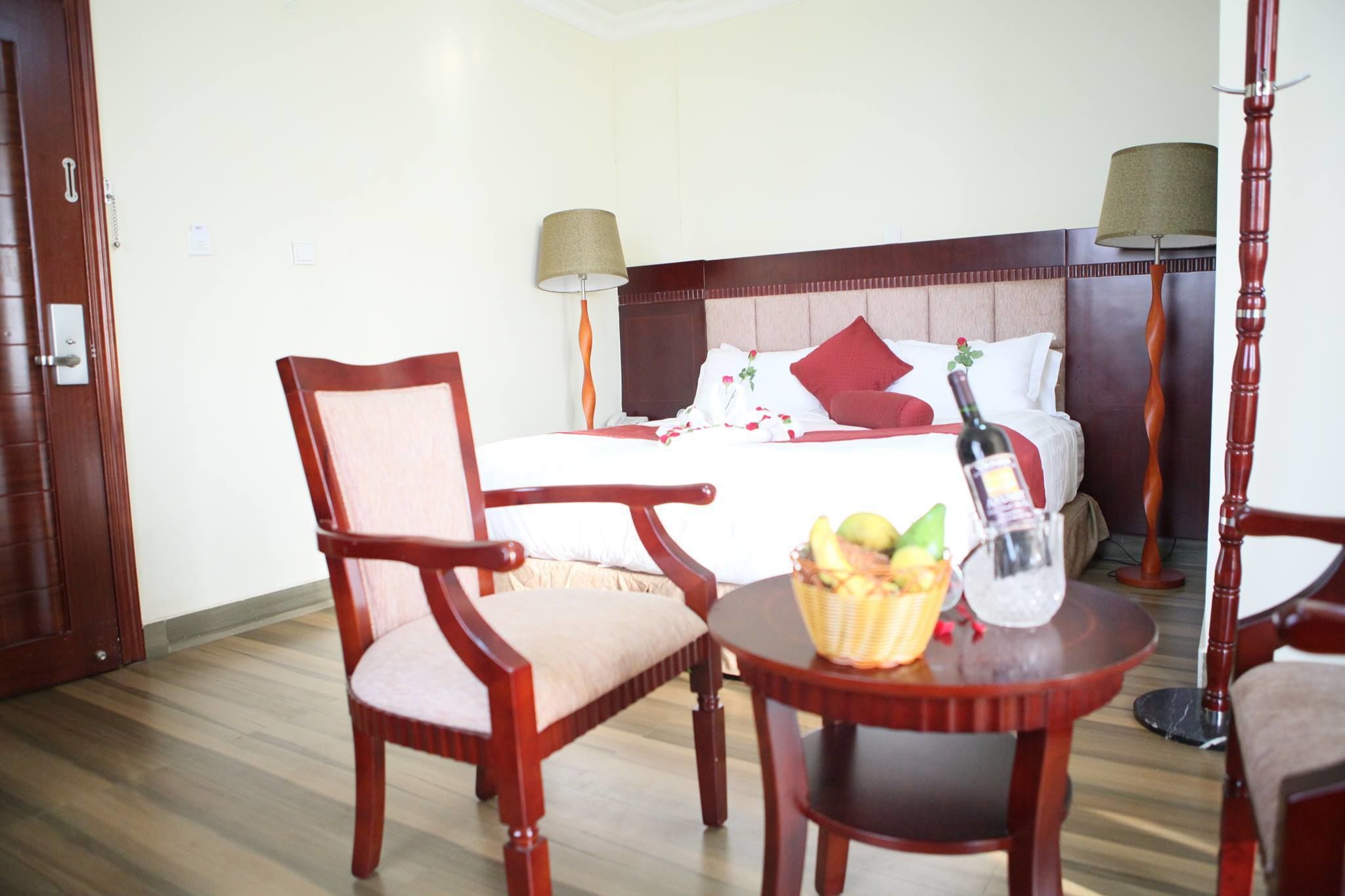 suite | premium bedding, minibar, in-room safe, desk