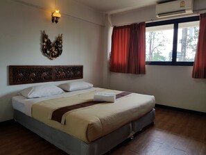 Desk, free WiFi, bed sheets - Punya Garden (Phitsanulok)