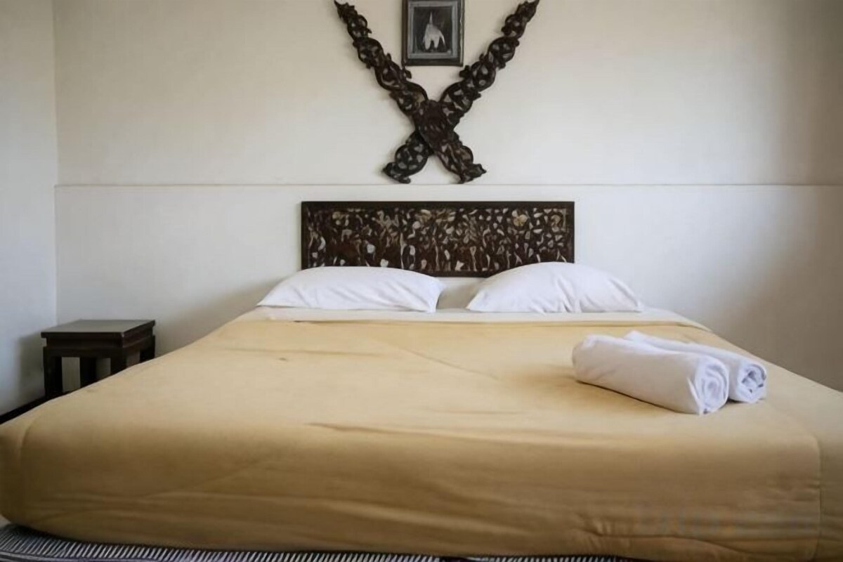 Desk, WiFi (free), bed sheets