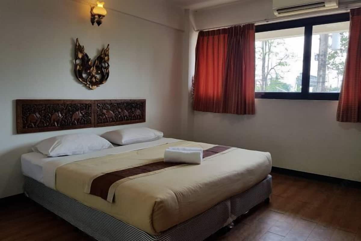 Desk, free WiFi, bed sheets