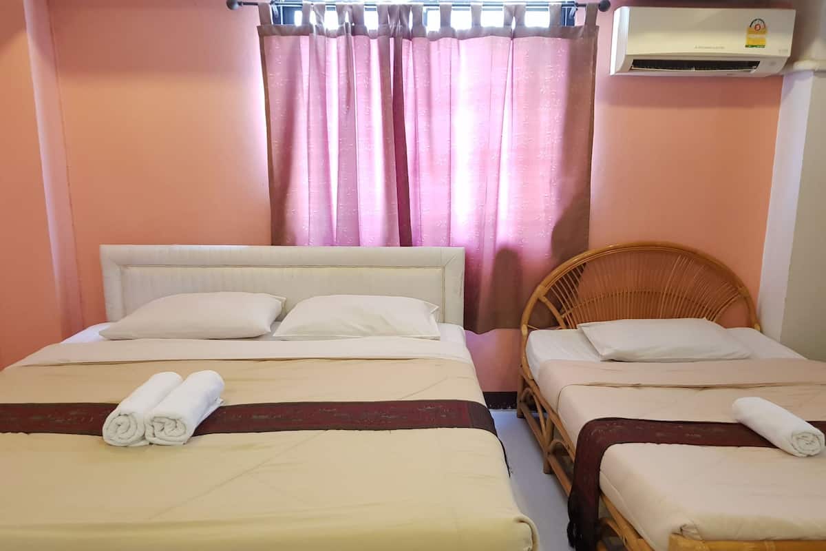 Family Room | Desk, free WiFi, bed sheets