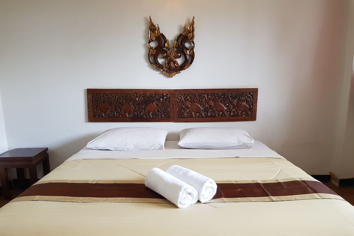 Desk, free WiFi, bed sheets