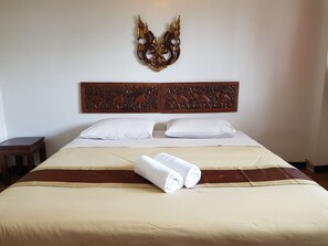 Escritorio, wifi gratis y ropa de cama 