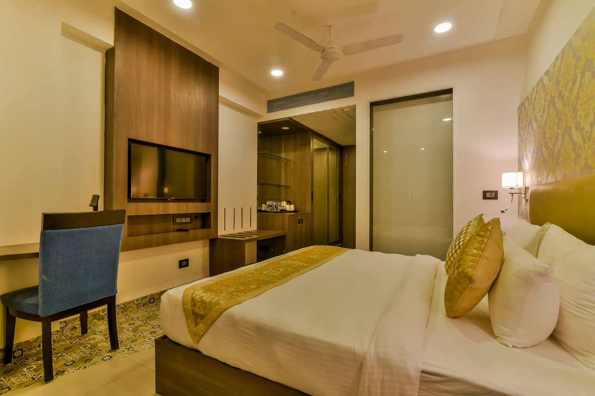Deluxe Double Room, 1 Double Bed, Garden View | Minibar, in-room safe, individually decorated, individually furnished