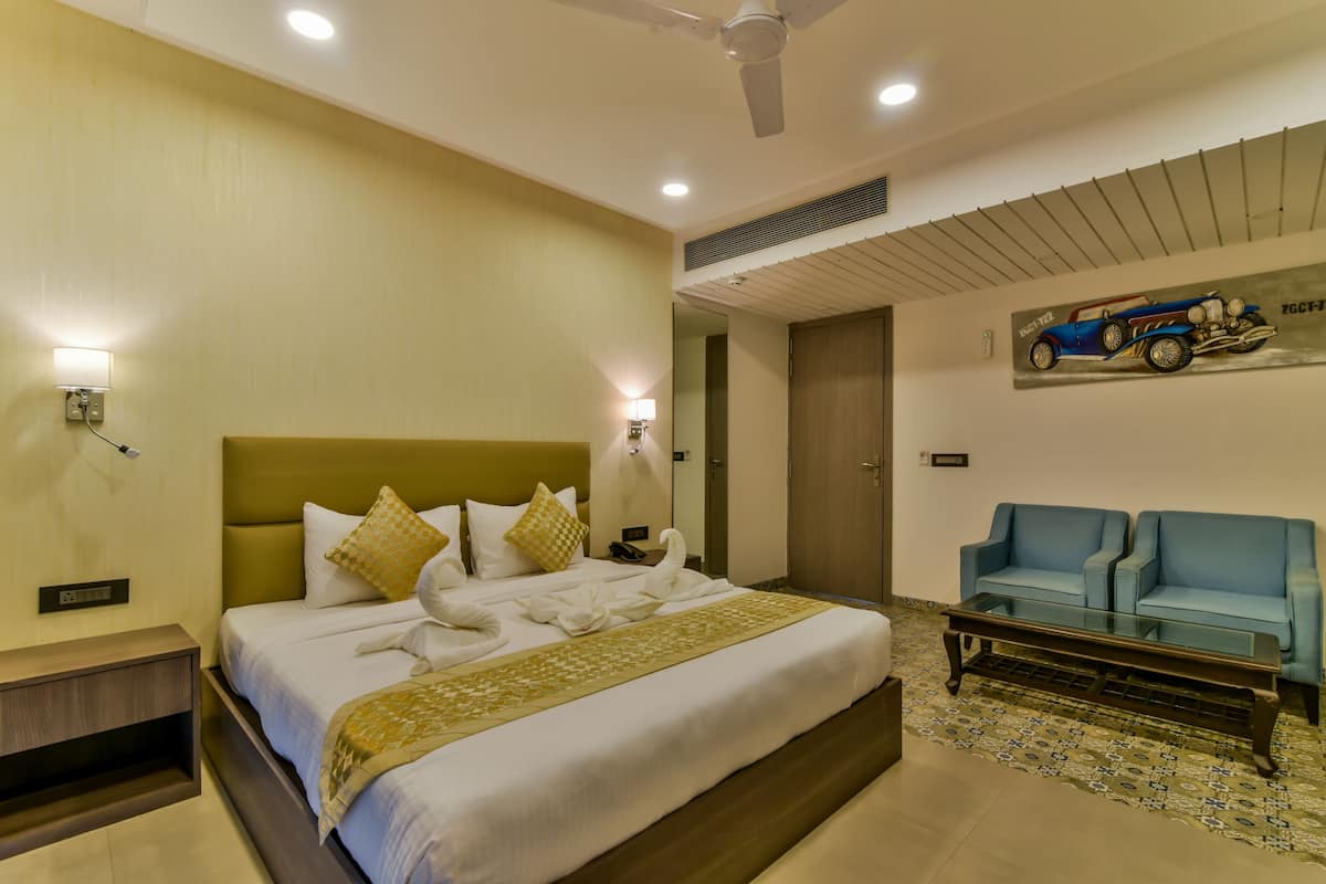 Premium Double Room | Minibar, in-room safe, individually decorated, individually furnished