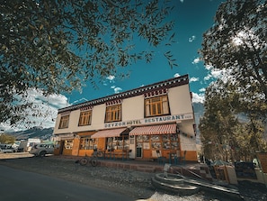 Front of property - Hotel Deyzor (Spiti)