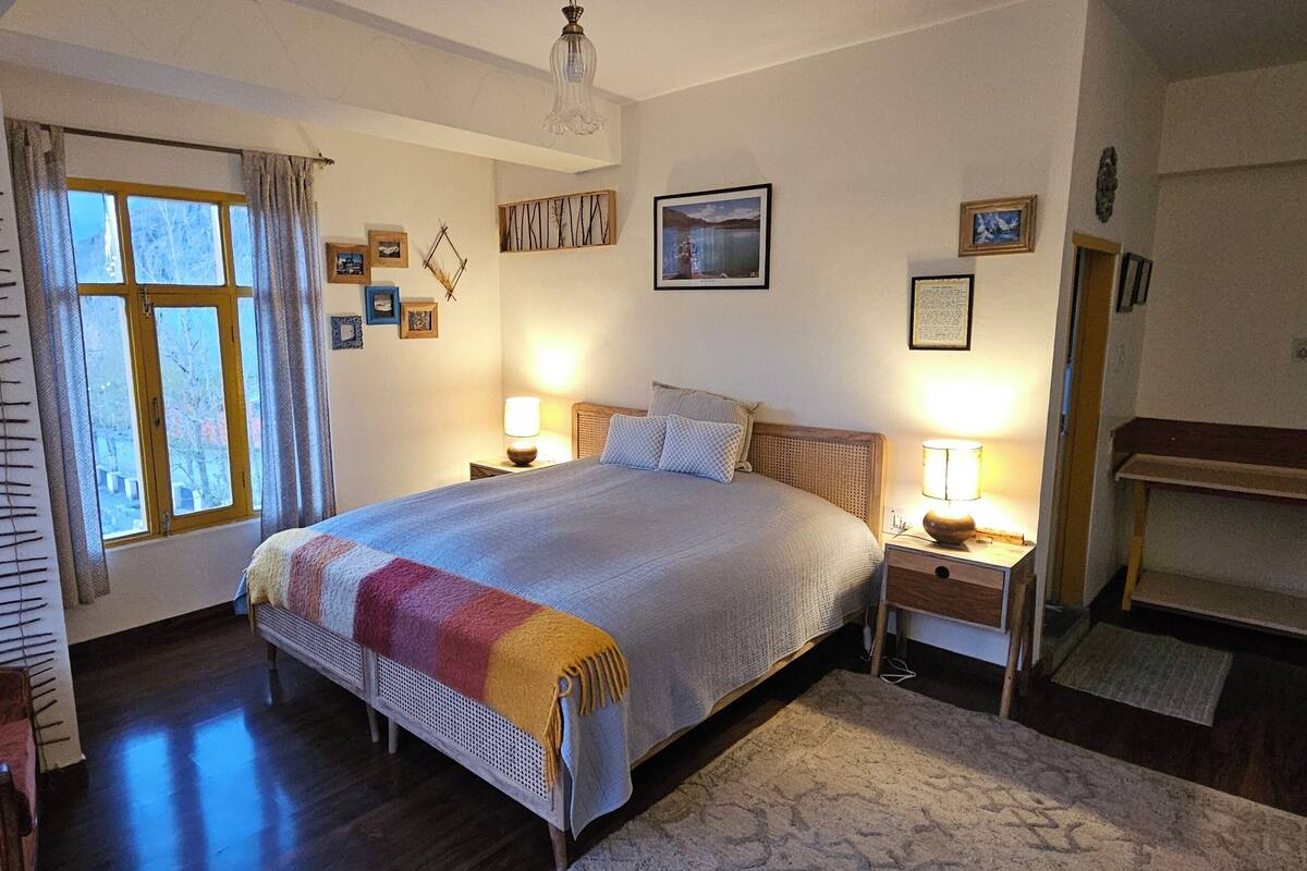 Deluxe Double Room, Mountain View, Mountainside | Rollaway beds, free WiFi, bed sheets