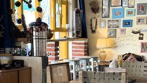 Un acogedor interior de restaurante con muebles de madera rústica, una mesa con platos de comida y un letrero que dice "The Solivagani".