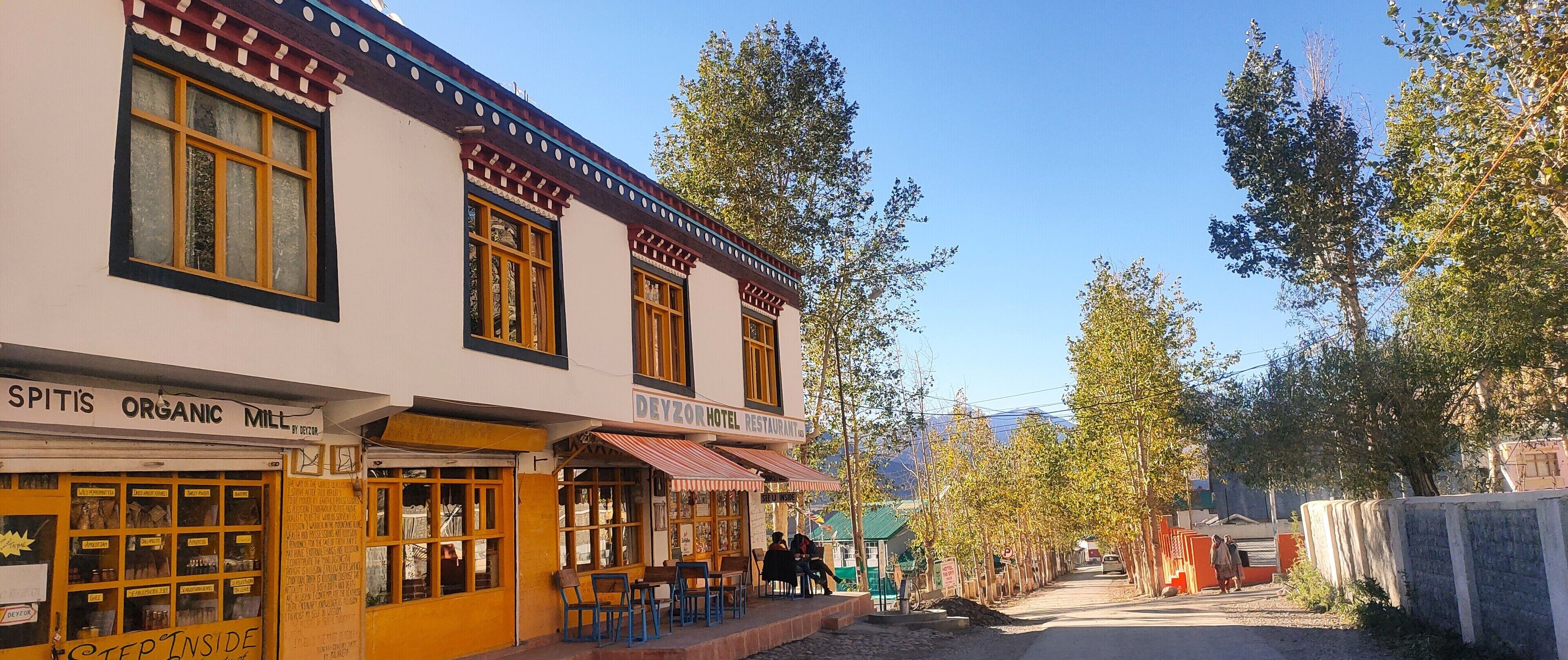 A building with a sign for 'DEYZOR HOTEL RESTAURANT'.